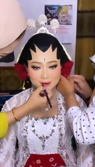 MUA Tiru Riasan Marlene Hariman di Wajah Isyana Sarasvati