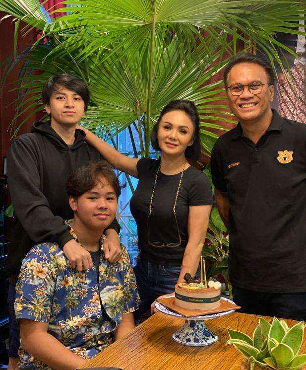 Yuni Shara bareng anak dan mantan suami