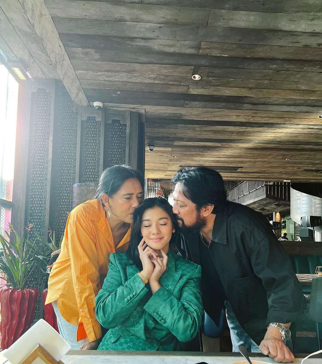 Naysila bersama kedua orangtuanya