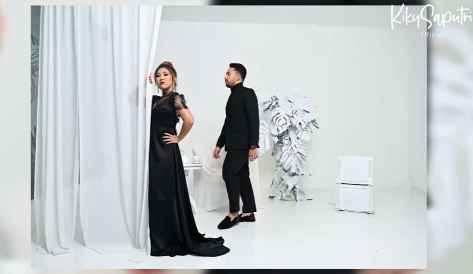 Kiky Saputri dan Khairi calon suaminya Kiky Saputri dan Khairi calon suaminya