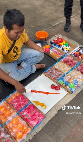 Penjual Ditonton Polisi