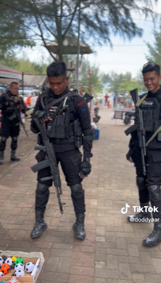 Penjual Mainan Ditonton Polisi