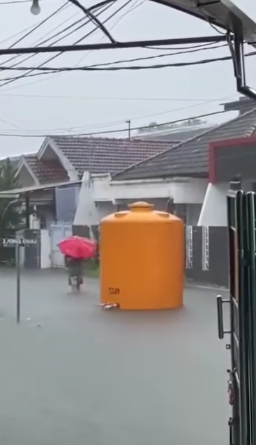 Toren Air Terbawa Arus Banjir