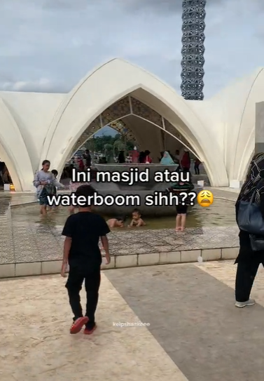Masjid Raya Al Jabbar Berubah Jadi 'Waterboom' Dadakan