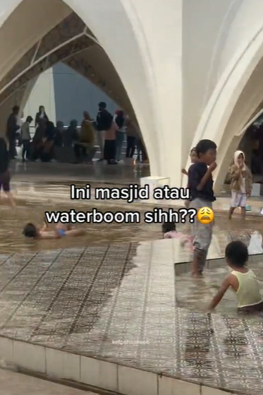 Masjid Raya Al Jabbar Berubah Jadi 'Waterboom' Dadakan