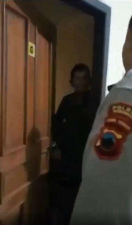 Penggerebekan oknum kepala desa berduaan dengan oknum guru SD cantik.
