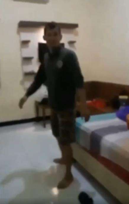 Penggerebekan oknum kepala desa berduaan dengan oknum guru SD cantik.