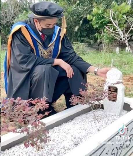 Masih Pakai Toga, Tangis Pria Ini Pecah Saat Pegang Ijazah S3 di Samping Makam Ibu