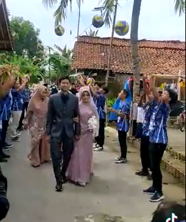 Viral Pengantin Disambut Lemparan Bola Voli, Warganet Ngeri Kena Kepala Viral Pengantin Disambut Lemparan Bola Voli, Warganet Ngeri Kena Kepala
