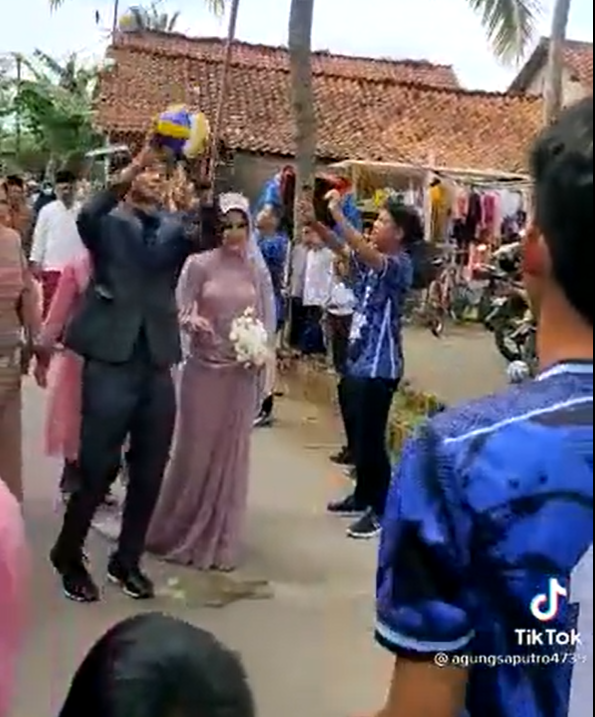 Viral Pengantin Disambut Lemparan Bola Voli, Warganet Ngeri Kena Kepala Viral Pengantin Disambut Lemparan Bola Voli, Warganet Ngeri Kena Kepala