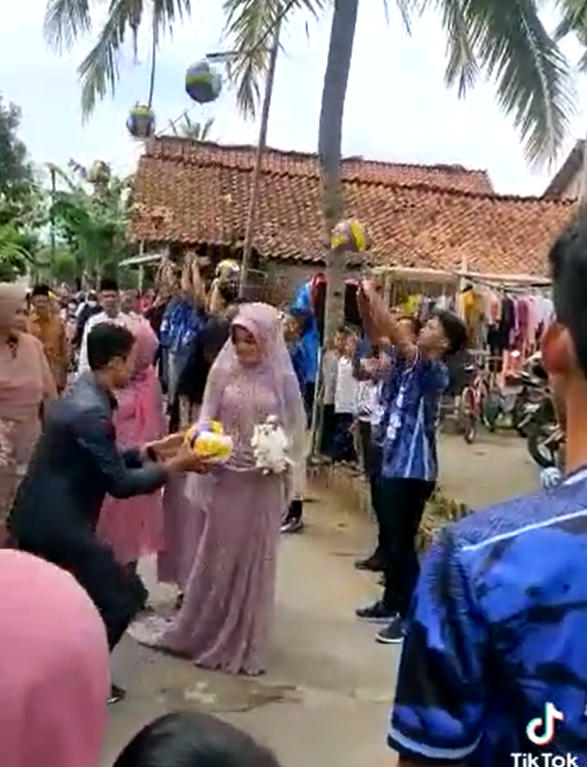 Viral Pengantin Disambut Lemparan Bola Voli, Warganet Ngeri Kena Kepala Viral Pengantin Disambut Lemparan Bola Voli, Warganet Ngeri Kena Kepala