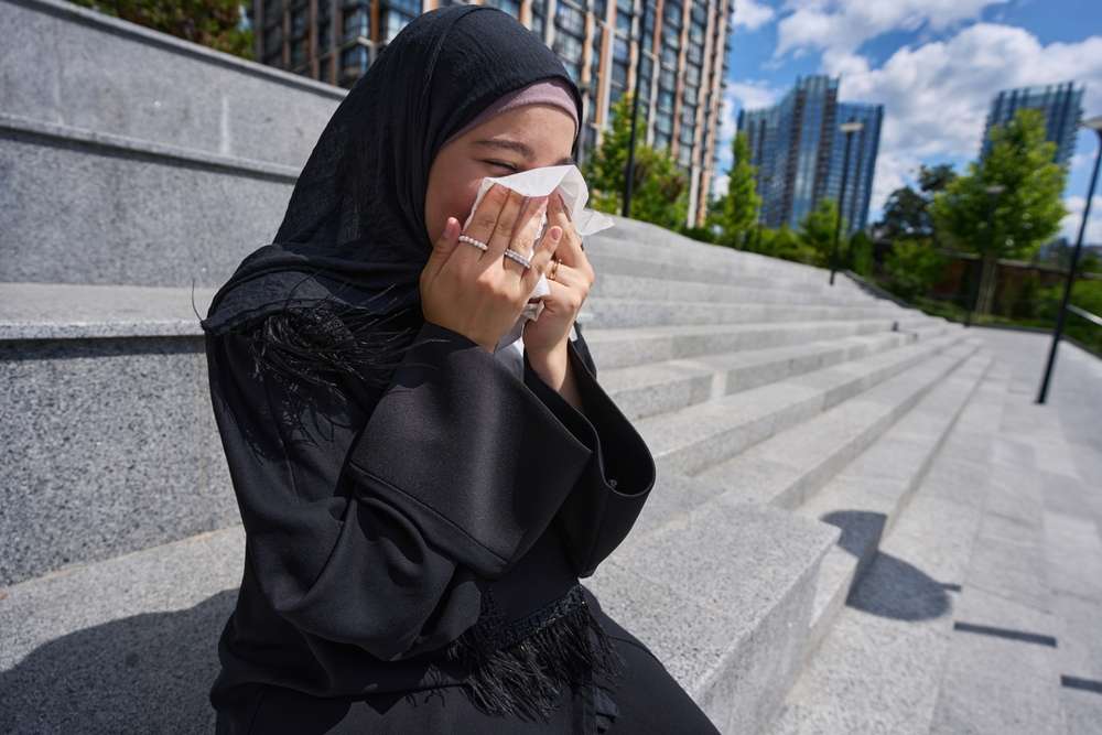 Pakai Hijab Bikin Gerah dan Wajah Mudah Berkeringat? Ini Rahasia Makeup biar Tetap Awet