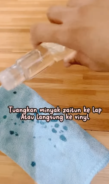 Menuangkan Minyak Zaitun