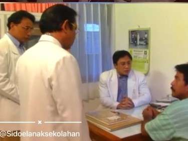 Triawan Munaf sosol dokter di sinetron Si Doel Anak Sekolahan