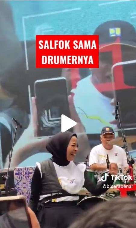 Aksi Drummer band Kotak