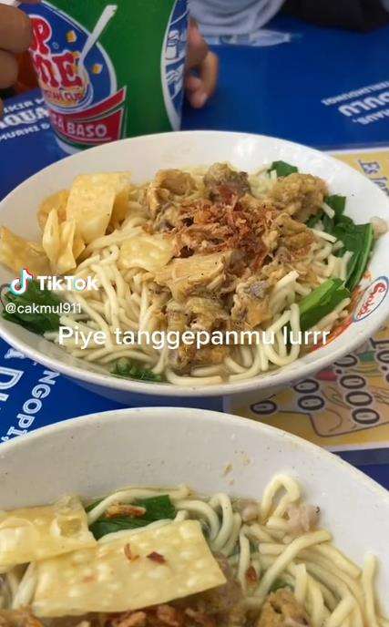 Viral mie ayam banyak belatungnya.