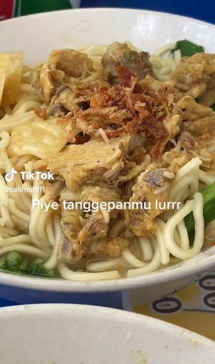 Viral mie ayam banyak belatungnya.