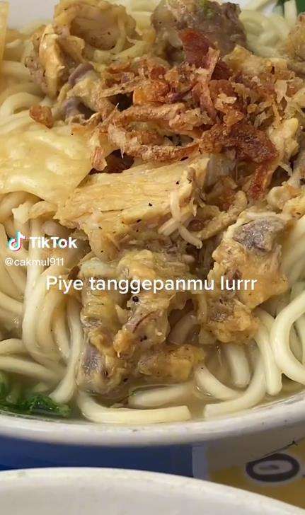 Viral mie ayam banyak belatungnya.