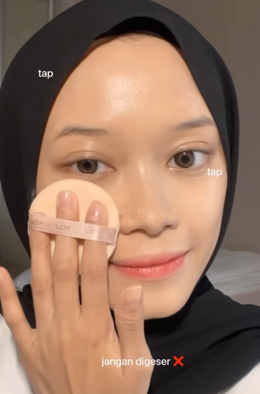 Memakai Bedak Memakai Bedak