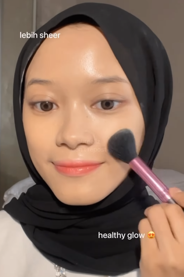 Memakai Bedak Memakai Bedak