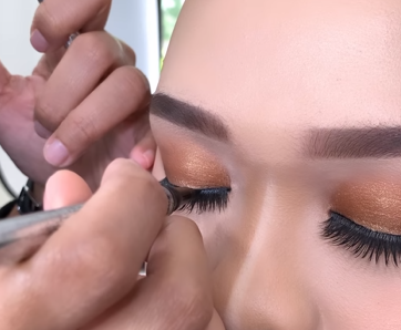 Memakai Eyeliner