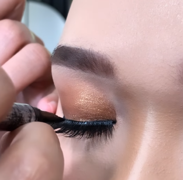 Memakai Eyeliner
