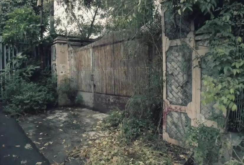 Penampakan rumah megah terbengkalai yang hanya dihuni anak dan ibunya.