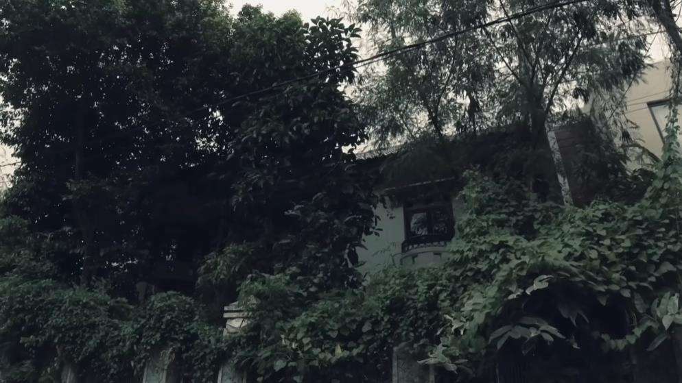 Penampakan rumah megah terbengkalai yang hanya dihuni anak dan ibunya.