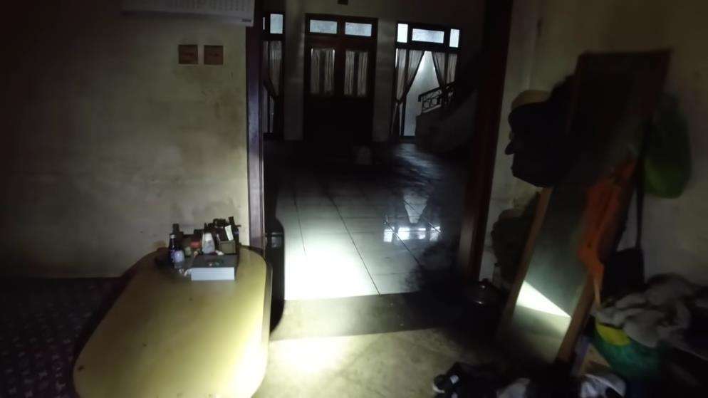 Penampakan rumah megah terbengkalai yang hanya dihuni anak dan ibunya.
