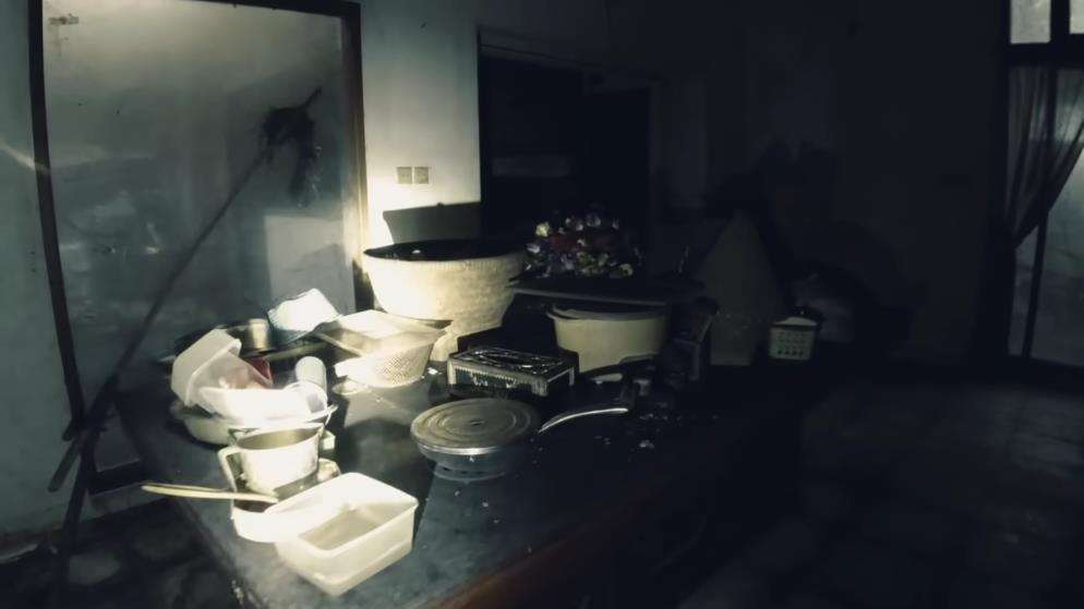 Penampakan rumah megah terbengkalai yang hanya dihuni anak dan ibunya.