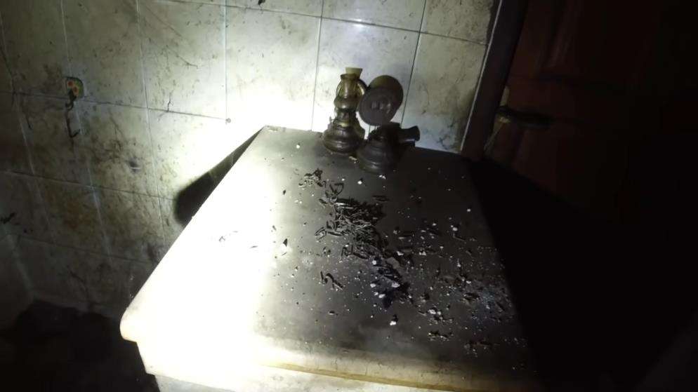 Penampakan rumah megah terbengkalai yang hanya dihuni anak dan ibunya.