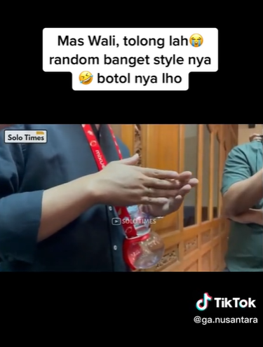 Kelakuan Random Gibran Rakabuming Raka Ngantor Pakai Kalung Botol Mixue