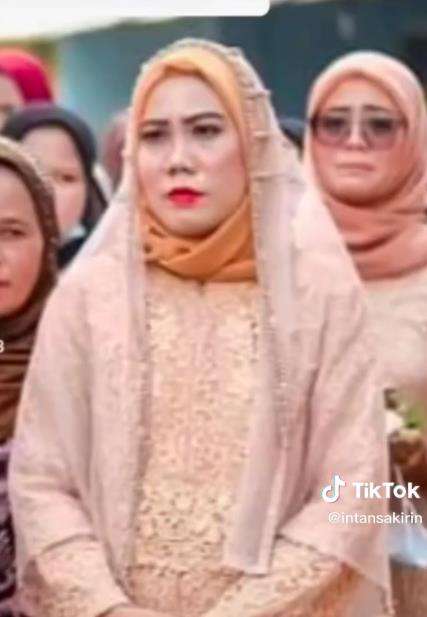 Foto ibunya Norma Risma di acara pernikahan putrinya.