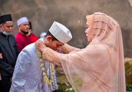 Foto ibunya Norma Risma di acara pernikahan putrinya.