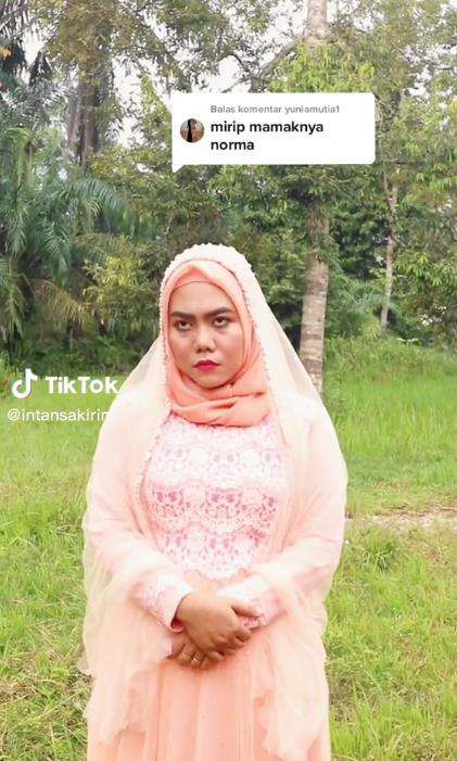 Foto ibunya Norma Risma di acara pernikahan putrinya.