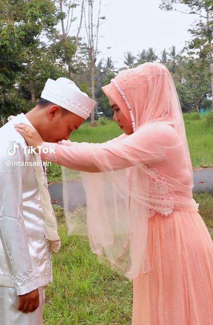 Foto ibunya Norma Risma di acara pernikahan putrinya.