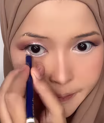Memakai Eyeliner Putih
