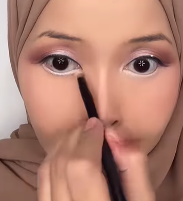 Memakai Bedak Padat