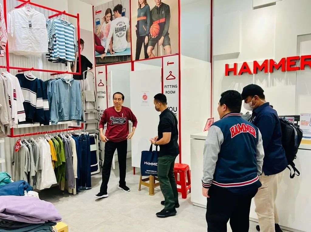 jokowi memakai hammer