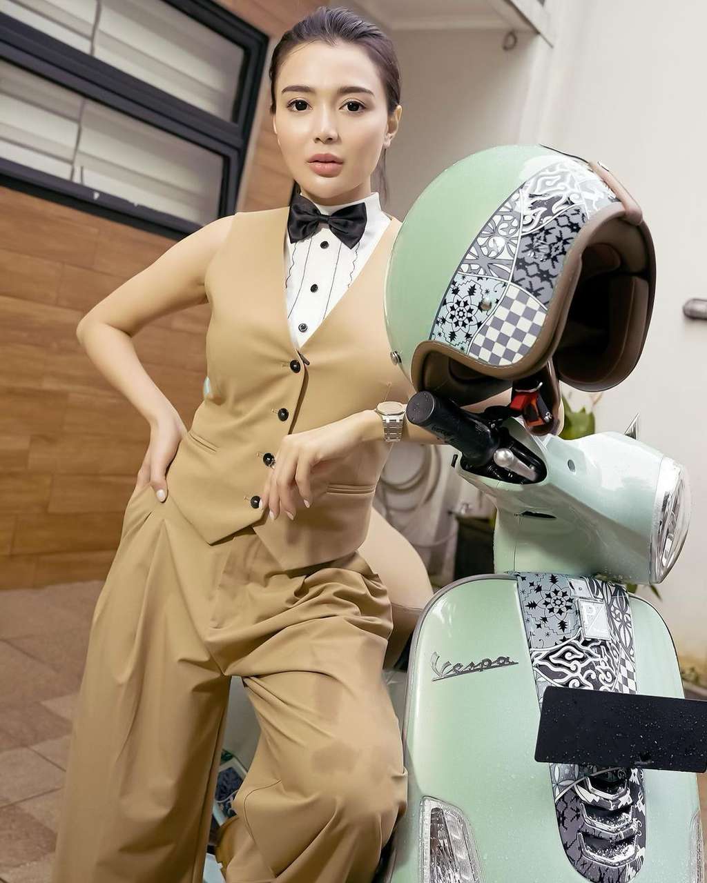 Potret Wika Salim setelan jas