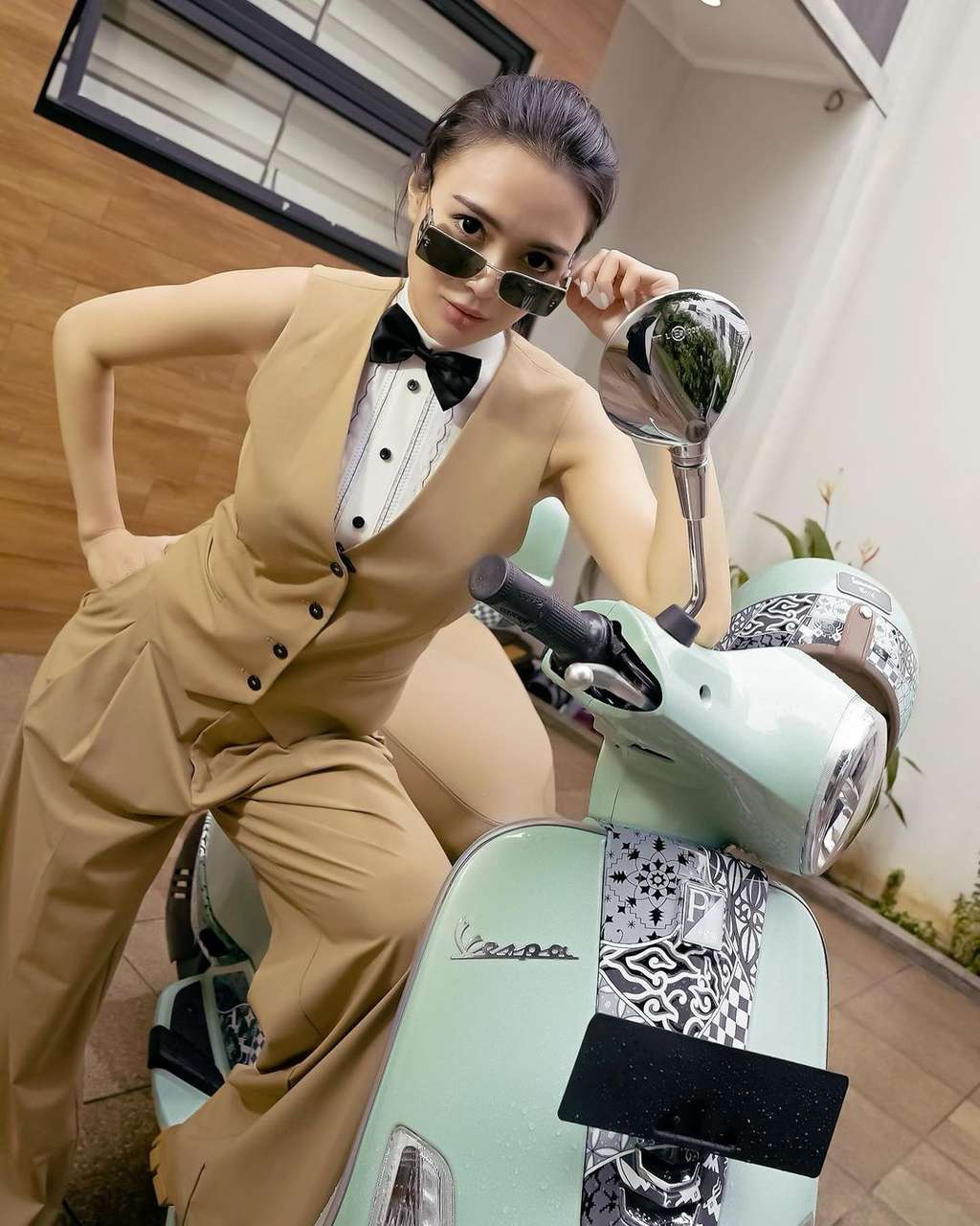Potret Wika Salim setelan jas