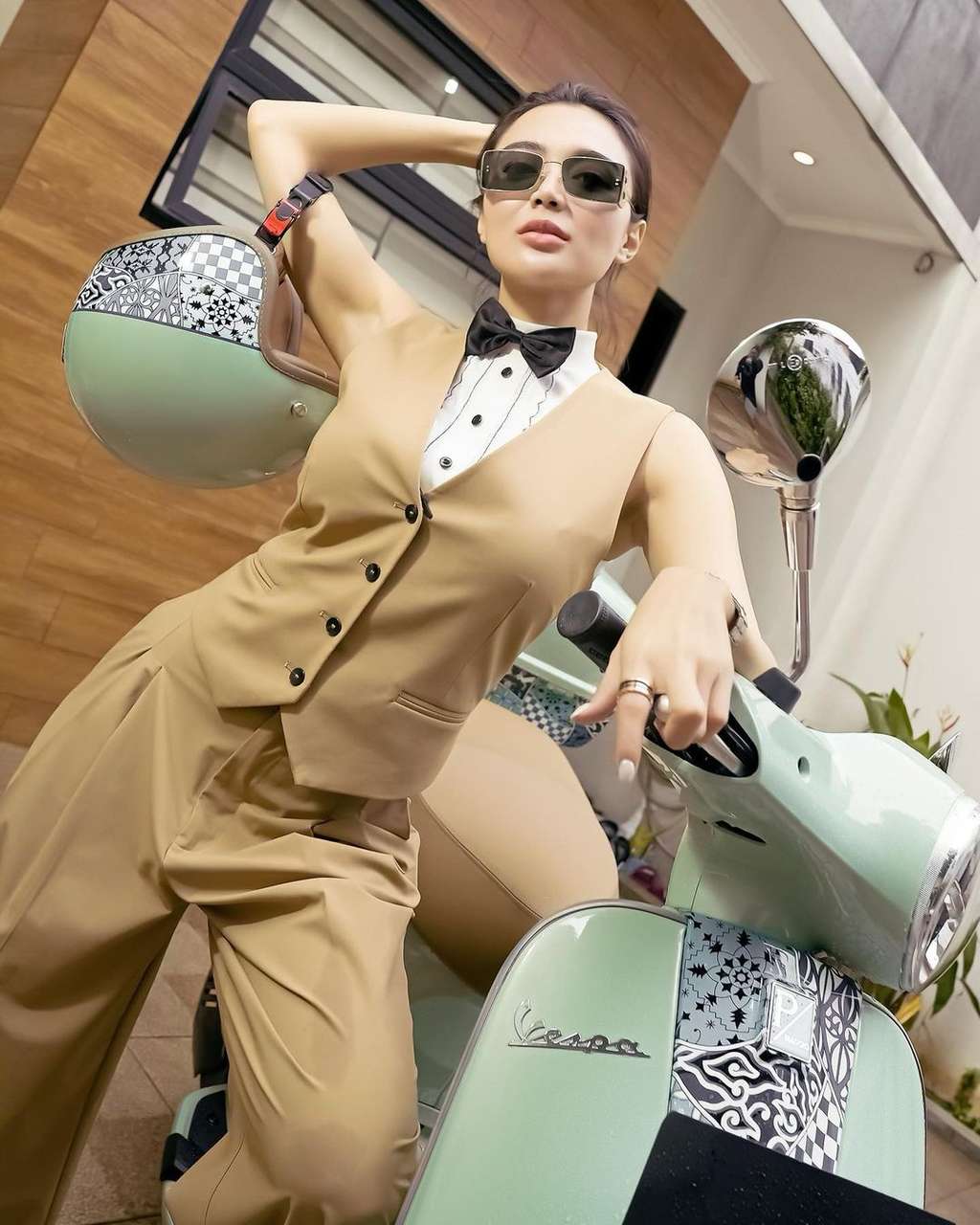 Potret Wika Salim setelan jas