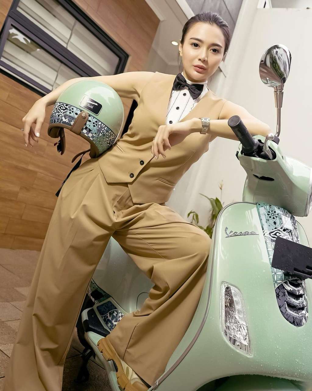 Potret Wika Salim setelan jas