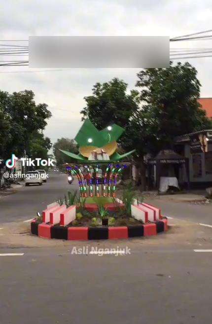 Tugu pecel yang kontroversial di Kertosono.