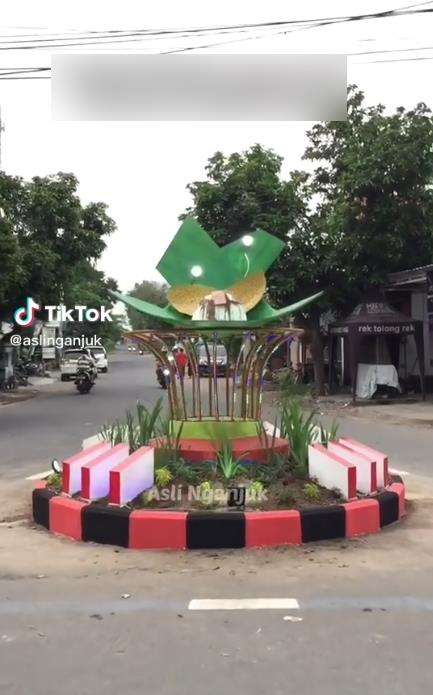Tugu pecel yang kontroversial di Kertosono.