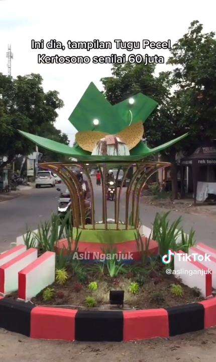 Tugu pecel yang kontroversial di Kertosono.