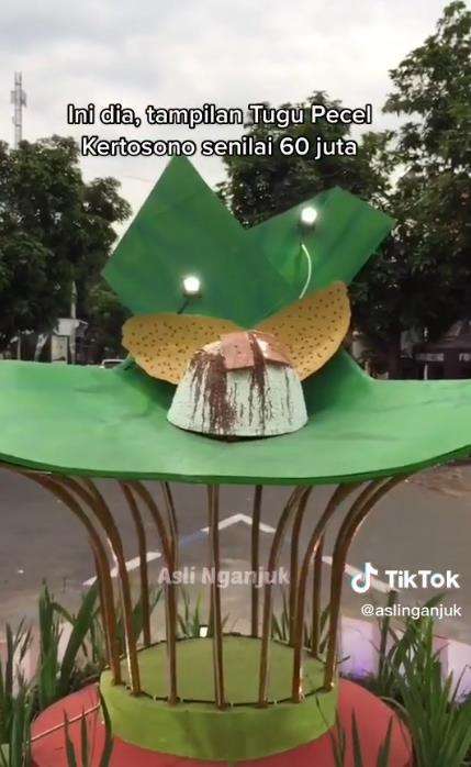 Tugu pecel yang kontroversial di Kertosono.
