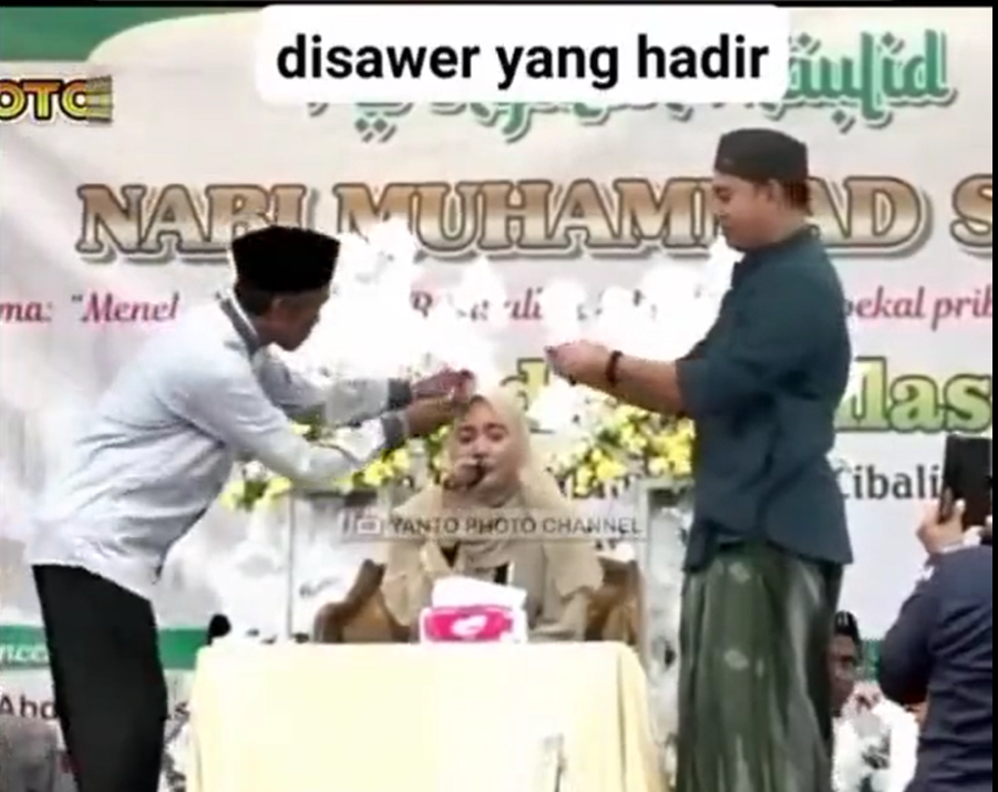 Viral Video Ustazah Disawer Saat Baca Alquran