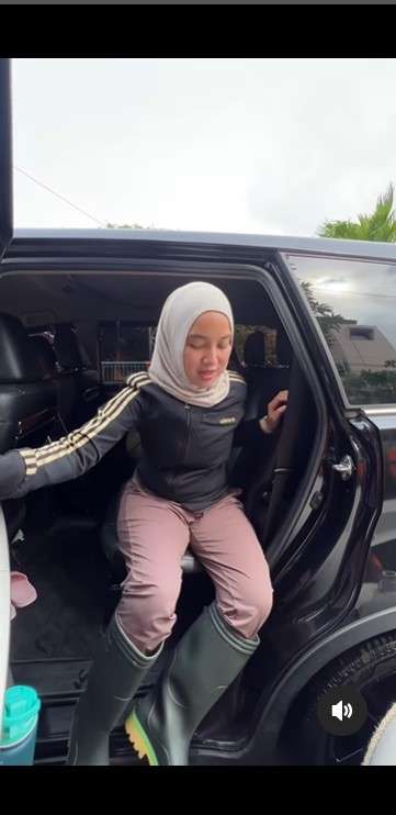 Potret Chacha Frederica blusukan bantu warga korban banjir