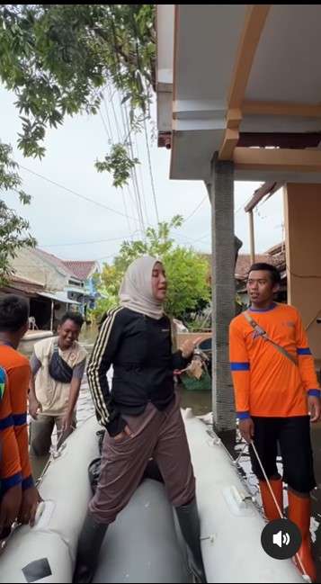 Potret Chacha Frederica blusukan bantu warga korban banjir